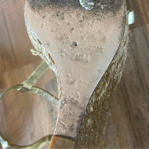 Badgley Mischka 7.5 Gold T-Strap Sling-Back Buckle Jute Wedges Heels - Picture 8 of 9